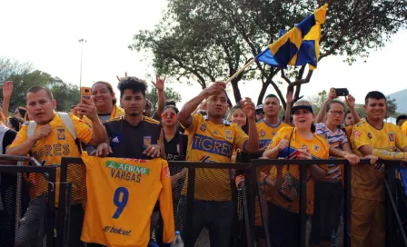 Afición de Tigres apoya desde el Estadio Universitario en la Gran Final