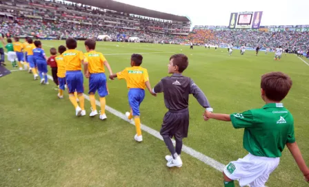 Niño de Tigres tocó el trofeo del Clausura 2019 durante el protocolo