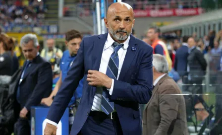 Spalletti presume colección de jersey en la que aparece playera de Chicharito