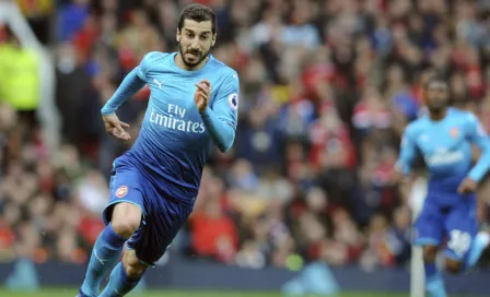 Policía hostigó a fans del Arsenal en Bakú por portar playera de Mkhitaryan