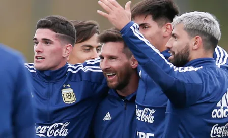 Juveniles de Argentina hacen fila para fotografiarse con Messi