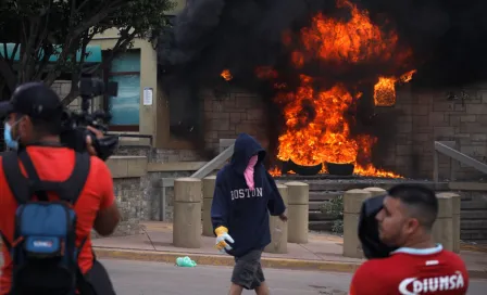 Hondureños prendieron fuego frente a la embajada de Estados Unidos