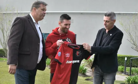 Newell's Old Boys le regaló una playera a Messi 