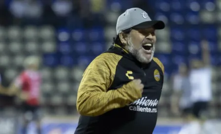 Maradona levanta la mano para ser DT del Manchester United