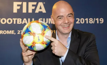 Infantino hace lamentable cobro de esquina durante un partido 