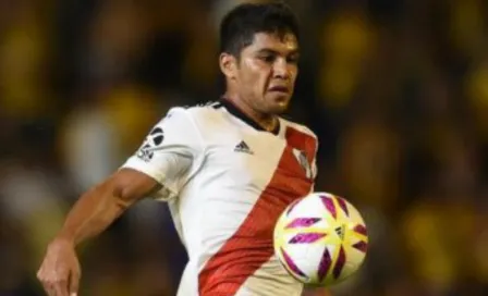 Jugador de River pasa sus vacaciones trabajando en el campo