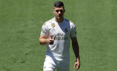 Jovic pasó las pruebas médicas y firmó contrato con Real Madrid