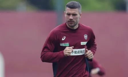 Podolski fue operado del oído y afirma que tardará en recuperarse 