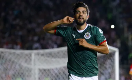 Pizarro bromea con aficionado y señala que sí regresaría a Chivas