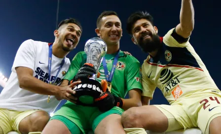 Marchesín recortó a Oribe Peralta de fotografía con Henry Martín