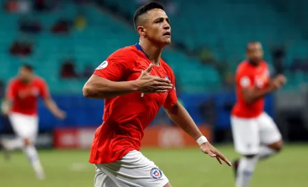 Alexis Sánchez, en duda para el duelo ante Uruguay por un esguince 