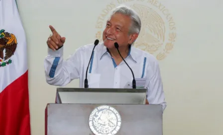 Joven 'pinta dedo' a López Obrador durante evento en Yucatán