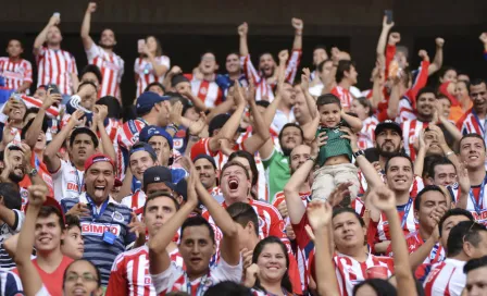 Afición de Chivas celebra destitución de Higuera 