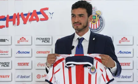 Oswaldo Alanís fue presentado como nuevo jugador de Chivas