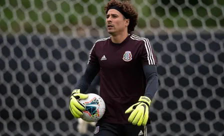 Memo Ochoa arriba a Houston 'acompañado' de Buzz Lightyear