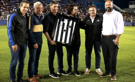 Celaya rindió homenaje a Míchel González en el amistoso contra Pumas