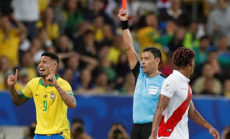 Gabriel Jesús lució inconsolable en túnel tras su expulsión en el Brasil vs Perú