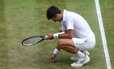 Djokovic celebra su quinto título en Wimbledon comiendo pasto