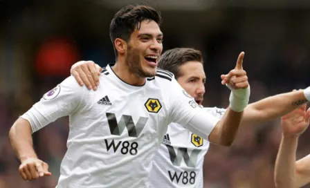 Raúl Jiménez luce uniforme de visitante del Wolverhampton 