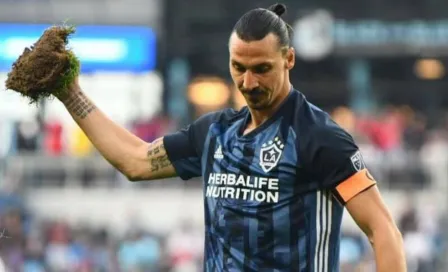 Zlatan recibiría sanción tras codazo en la cara a jugador de LAFC