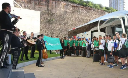 Mariachis reciben en México al Betis de Guardado y Lainez