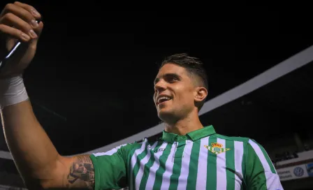 Marc Bartra firmó autógrafos y se tomó fotos con aficionados de Gallos