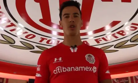 Sinha entrega la camiseta '10' de Toluca a Diego Rigonato, nuevo refuerzo