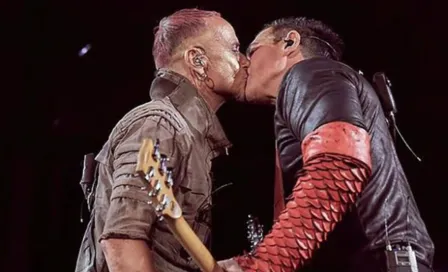 Guitarristas de Rammstein se besan en protesta ante homofobia en Rusia