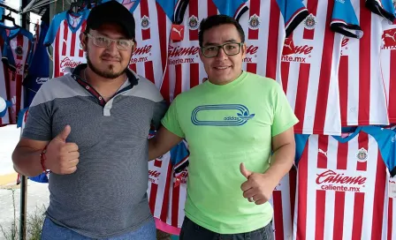 Aficionados llevan ocho años viajando para vender artículos deportivos 