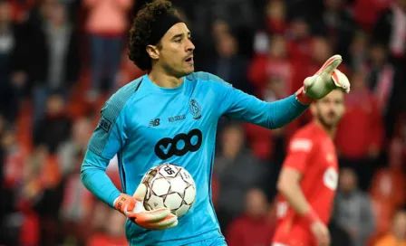 Guillermo Ochoa, ni en la banca para el partido del Standard de Lieja