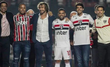  Dani Alves desata la locura en su presentación con Sao Paulo 