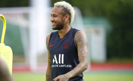 Abogado de Neymar llegó a Barcelona para cerrar posible fichaje