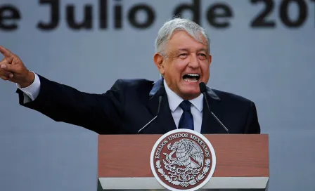 Andrés Manuel López Obrador recibe como regalo una playera de Pumas