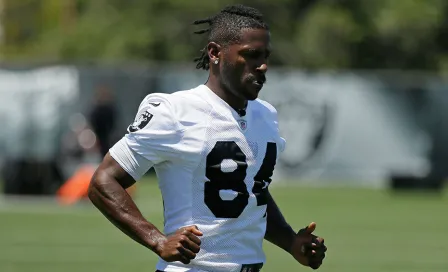 Antonio Brown busca modelo más nuevo de su casco en redes sociales