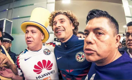 Fans de América se metieron a camioneta que trasladaba a Memo Ochoa