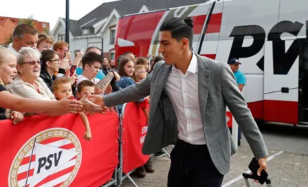 Erick Gutiérrez regala playera a pequeño fan del PSV