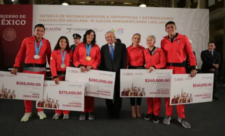 AMLO entregó estímulos económicos a medallistas panamericanos