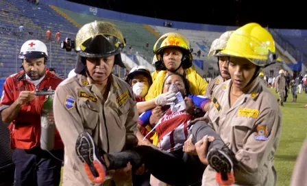 Mueren tres aficionados tras caos por suspensión del Clásico de Honduras