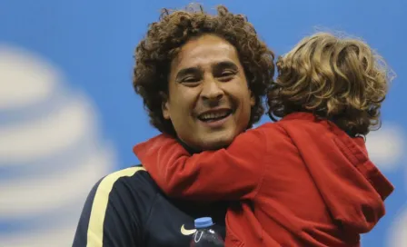 Guillermo Ochoa tardó 5 minutos en decidir con su familia regresar al América 