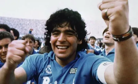 Maradona, a 35 años de su debut con Napoli