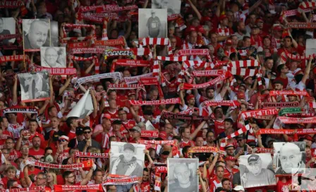 Fans de Union Berlin recuerdan a sus familiares en su debut en la Bundesliga