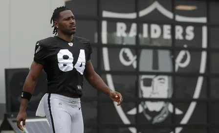 Antonio Brown volvió a entrenamientos de Raiders con casco certificado