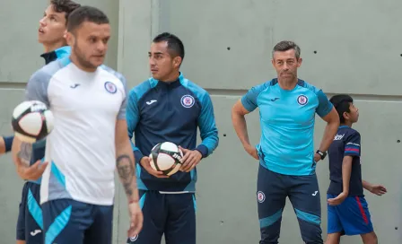 Pedro Caixinha ya tiene base de jugadores en el once de Cruz Azul