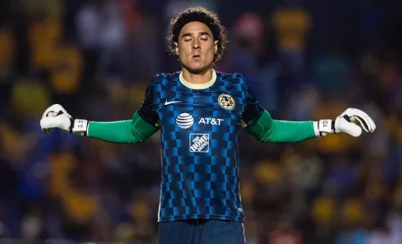  Memo Ochoa, recibido entre aplausos y abucheos en el Universitario