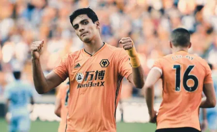 Raúl Jiménez regaló su playera a niño tras empate de Wolves 