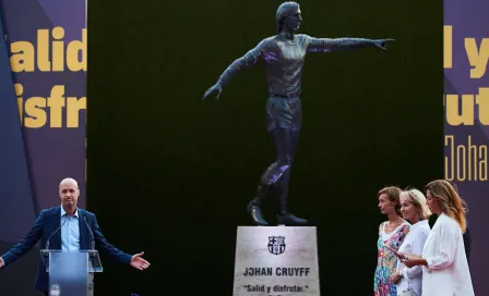 Barcelona inauguró estatua de Johan Cruyff en explanada del Camp Nou