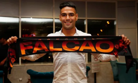 Radamel Falcao provocó la locura de los aficionados a su llegada a Turquía