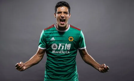 Raúl Jiménez regaló nueva playera tricolor de Wolves a Sin Cara