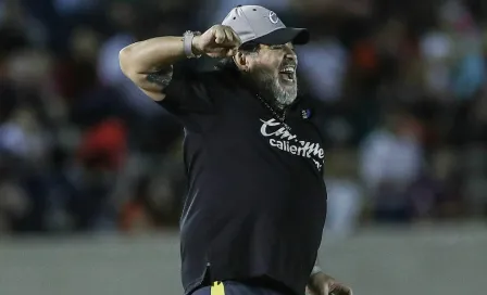 Gimnasia y Esgrima oficializó a Diego Maradona como su nuevo técnico