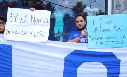 Afición de Cruz Azul se manifestó en La Noria tras destitución de Peláez